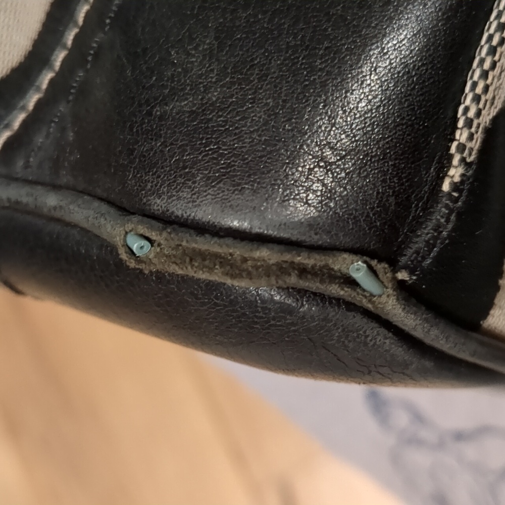 Authentic Coach Hamptons Signature Pocketbook - Picture 9 of 12